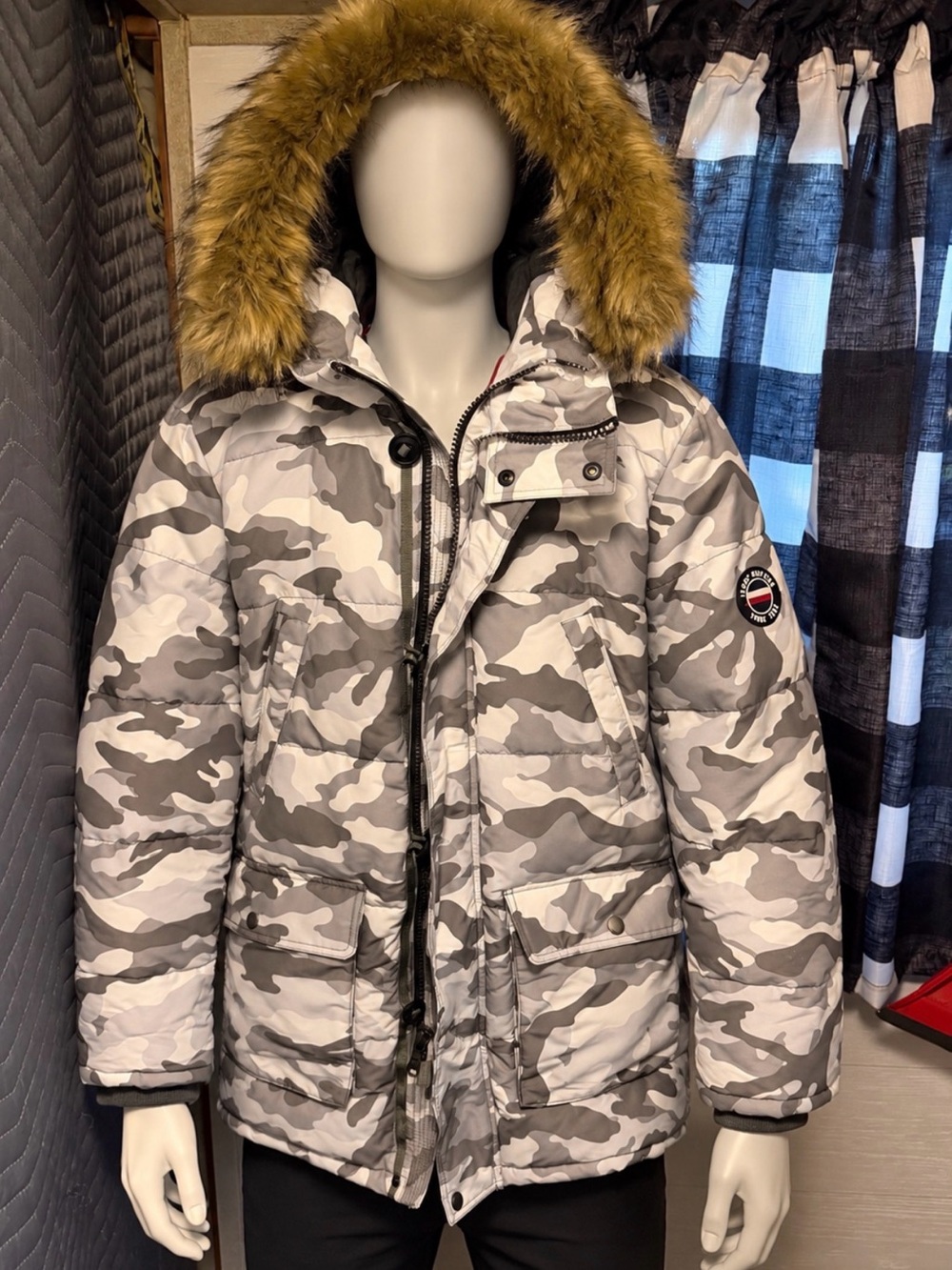 Tommy Hilfiger Men’s XL Camo Faux Fur Hood Puffer Parka
